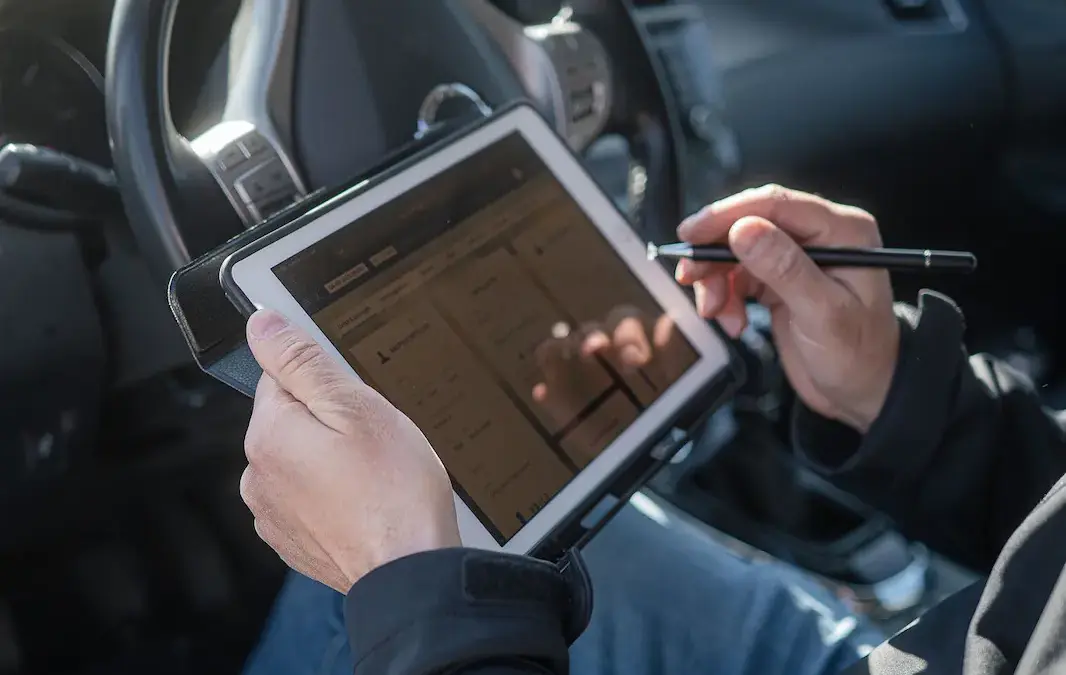 Tablet mit digitalem Gutachtentool im Auto – papierlose Schadensaufnahme beim Kfz-Gutachten