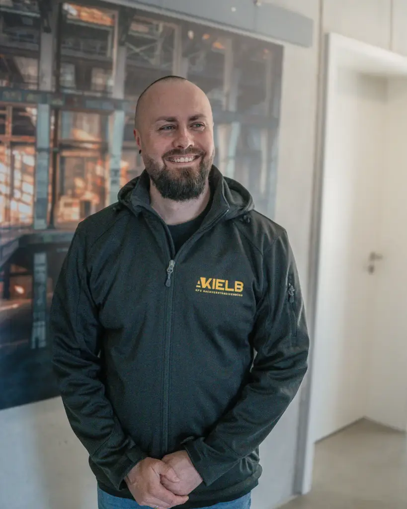Porträt eines freundlichen Kfz-Gutachters im KIELB-Team – professionelle Beratung mit Persönlichkeit