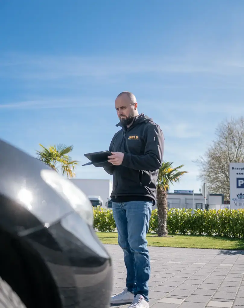 Kfz-Gutachter dokumentiert den Fahrzeugzustand digital per Tablet – KIELB Sachverständiger bei der Arbeit