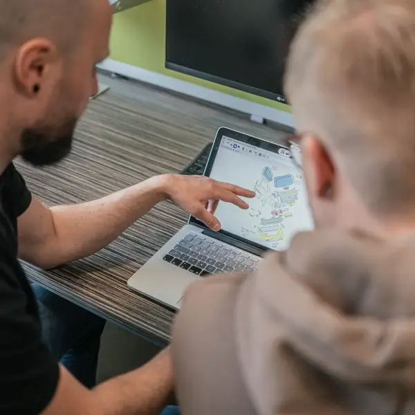 Kfz-Gutachter erklärt dem Kunden Details im Gutachten direkt am Laptop – KIELB Sachverständiger