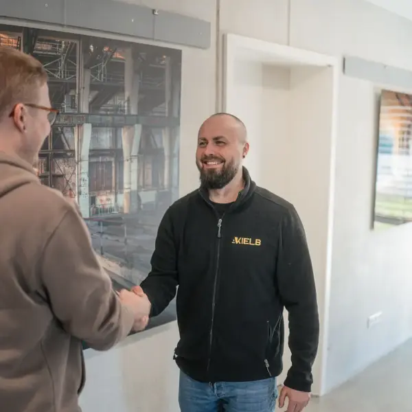 Kfz-Gutachter begrüßt Kunden mit Handschlag – persönlicher Service bei KIELB