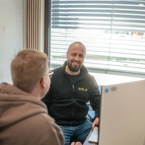 Kfz-Gutachter bespricht das Gutachten persönlich mit dem Kunden – KIELB Sachverständiger