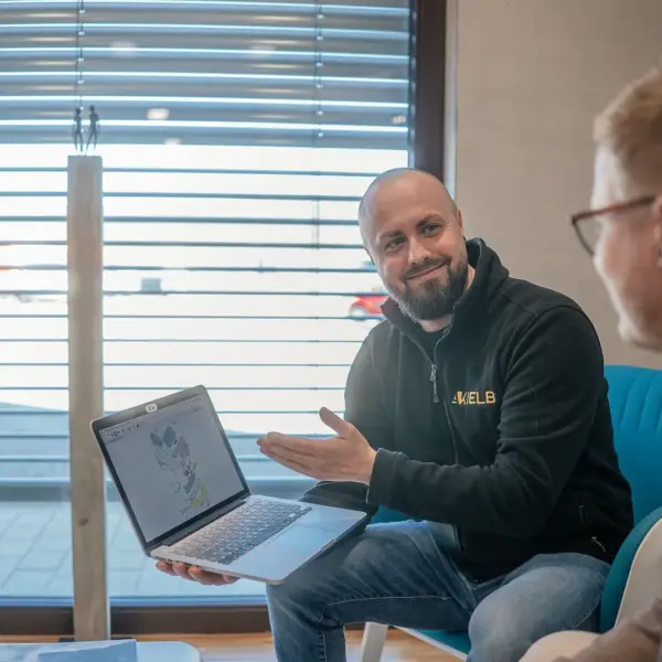 Kfz-Gutachter erklärt das Gutachten am Laptop – KIELB Kfz-Sachverständiger